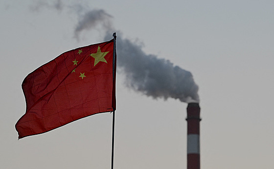 Čínská vlajka vlaje před uhelnou elektrárnou v Ta-tchungu v severočínské...