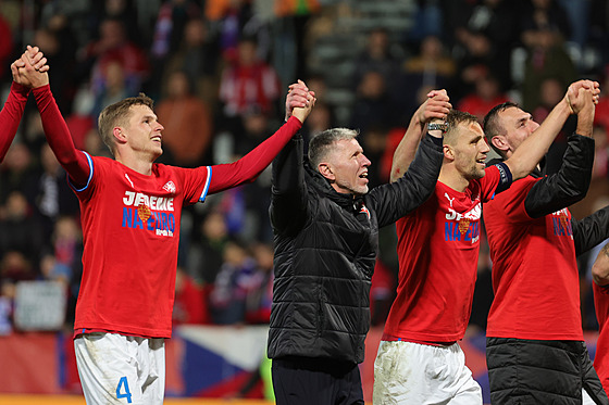 Čeští fotbalisté oslavují postup na mistrovství Evropy. Uprostřed je mezi...