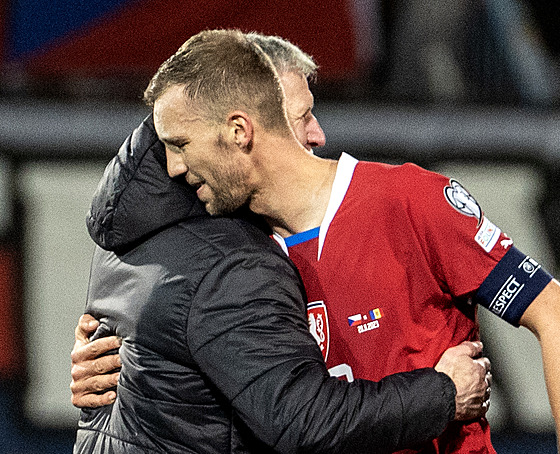 Tomá Souek se objímá s Jaroslavem ilhavým po postupu na mistrovství Evropy.