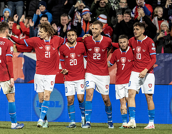 etí fotbalisté oslavují jeden z gól v domácím utkání kvalifikace o...