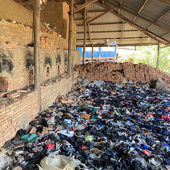 Textilní odpad v kambodských továrnách (20.11.2023).