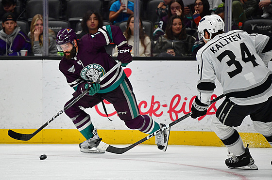 Obránce Anaheimu Radko Gudas drží a sleduje puk během zápasu proti Los Angeles.