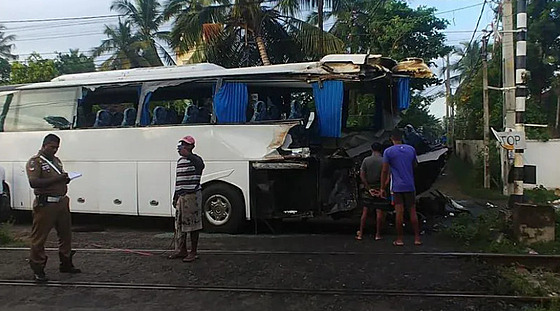 Na Srí Lance se srazil autobus plný českých turistů s vlakem. (29. listopadu...