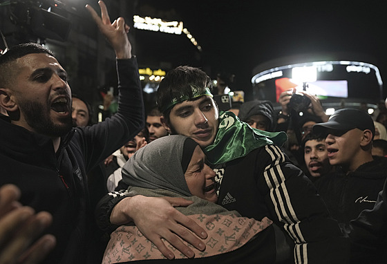 ena objímá svého sedmnáctiletého syna poté, co byl proputn z izraelského...