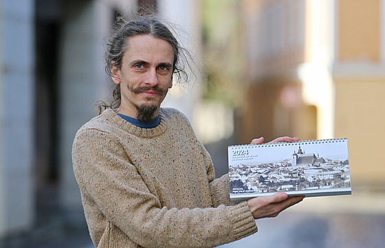 Filip Kochan a jeho kalendář s historickými fotografiemi Jihlavy. Původně ho...