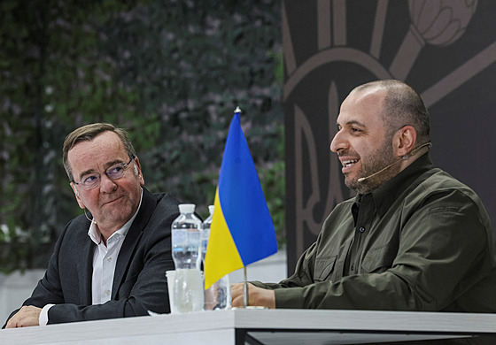 Ukrajinský ministr obrany Rustem Umerov (vpravo) a nmecký ministr obrany Boris...