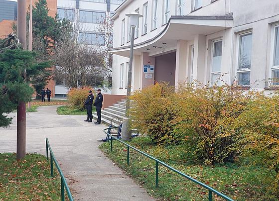Policisté s hasii zajistili okolí ubytovny v Jindichov Hradci, kde anonym...