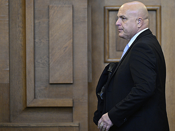 Podle ob�aloby bývalý obchodní �editel Tomá� Kolinger vyvedl z Pra�ských slu�eb...