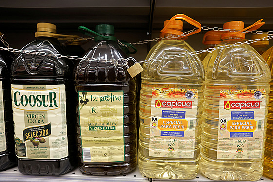 Láhve od olivového a slunečnicového oleje v supermarketu Tu Super ve španělské...