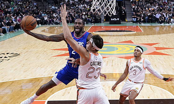 Kawhi Leonard z Los Angeles Clippers se sna�í prosadit p�es Zacha Collinse ze...