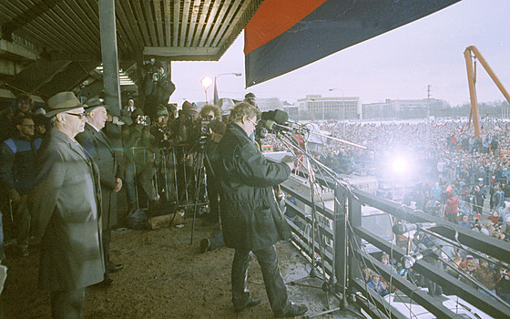 Václav Havel proná�ející sv�j projev 25. listopadu 1989 na Letenské pláni v...