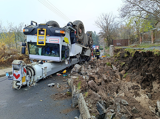 P�evrácený autoje�áb v obci Babice (22. listopadu 2023)