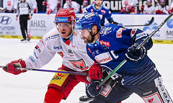 Filip Pavlík (vlevo) je�t� jako hrá� Hradce Králové a Radek Smole�ák z Kladna