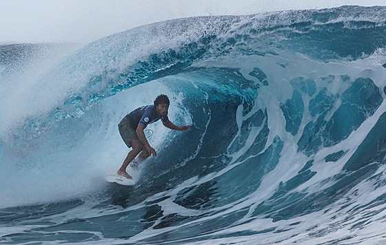 Francouzský surfa Matahi Drollet na vln u pláe Teahupo'o