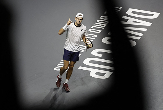 Finský tenista Otto Virtanen se raduje b�hem �tvrtfinále Davis Cupu.