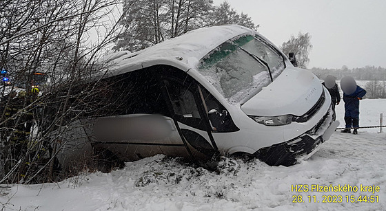 Nehoda autobusu u Velhartic na Klatovsku. (28. listopadu 2023)