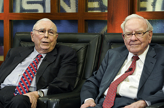 éf Berkshire Hathaway Warren Buffett (vpravo) a jeho dlouholetý spolupracovník...