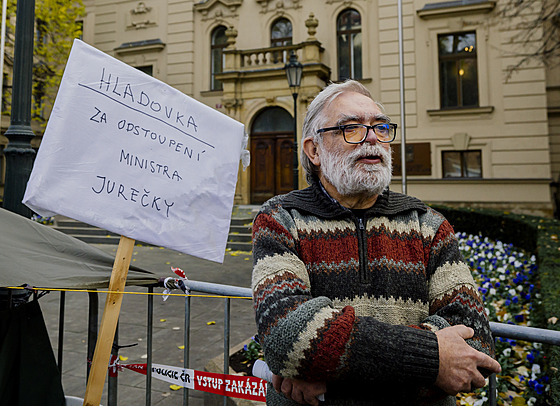 Jiří Gruntorád drží protestní hladovku před Úřadem vlády. (20. listopadu 2023)