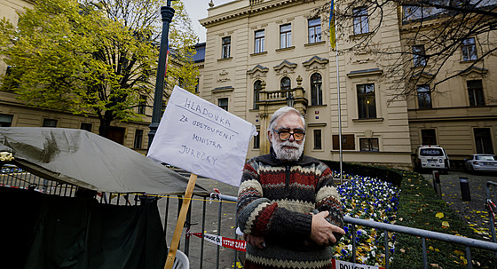 Jiří Gruntorád drží protestní hladovku před Úřadem vlády. (20. listopadu 2023)