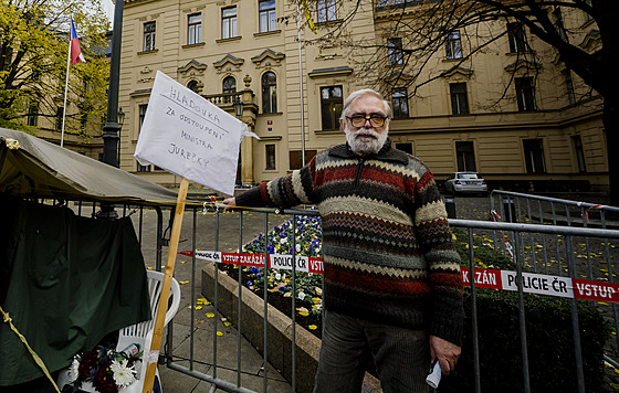 Jií Gruntorád drí protestní hladovku ped Úadem vlády. (20. listopadu 2023)