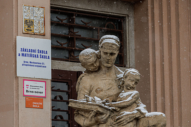 Na základní a mateské kole Merhautova v Brn zvolili celodenní výstranou...