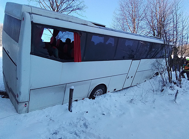 Autobus na Šumpersku sjel do příkopu. Cestující rozbili okna, aby se dostali ven