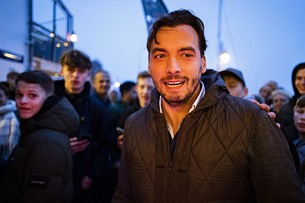 Nizozemský populista Baudet schytal ránu pivní lahví, předtím dostal deštníkem