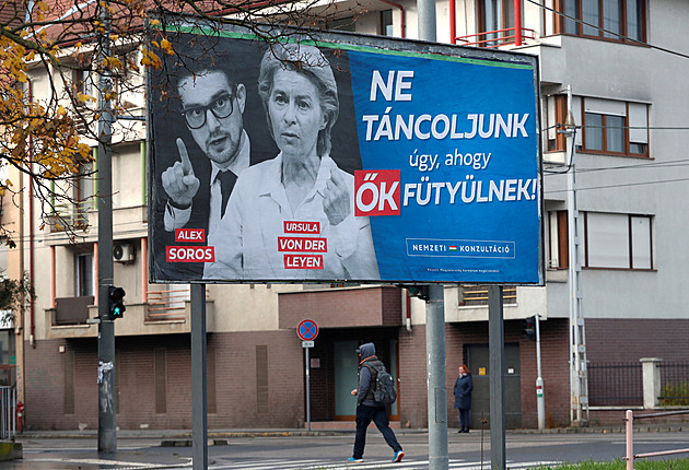 Netancujme, jak pískají. Orbánova strana vylepila billboardy s von der Leyenovou