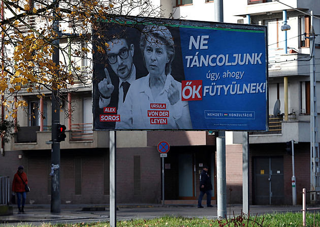 Netancujme, jak pískají. Orbánova strana vylepila billboardy s von der Leyenovou