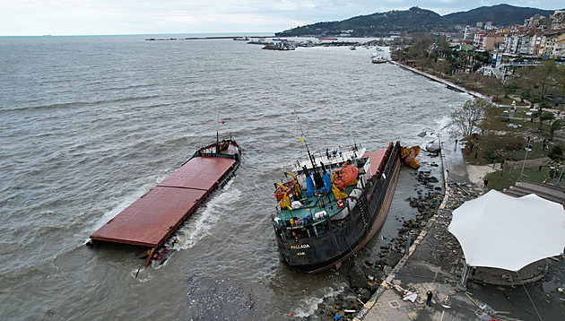 V Černém moři ztroskotala turecká nákladní loď, rozlomila se vejpůl