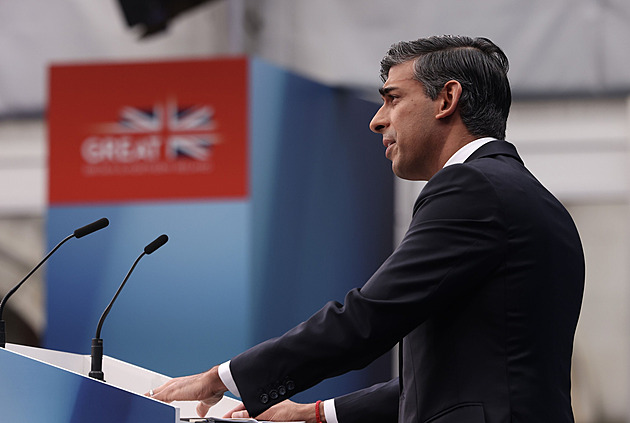 Britové cvičí deportace migrantů do Rwandy, v hangáru zkouší různé scénáře