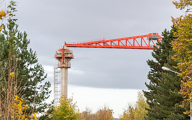 Rychlostní rekord 120 metrů za devět hodin. Metrostav vysouvá most nad Pirnou