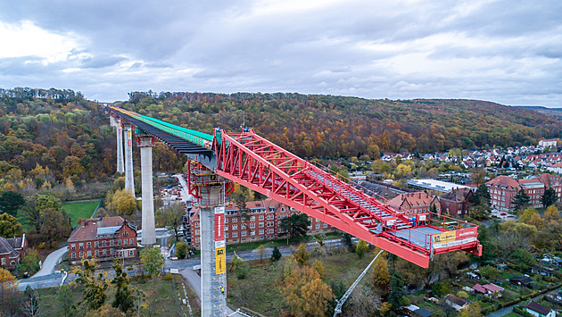 Rychlostní rekord 120 metrů za devět hodin. Metrostav vysouvá most nad Pirnou