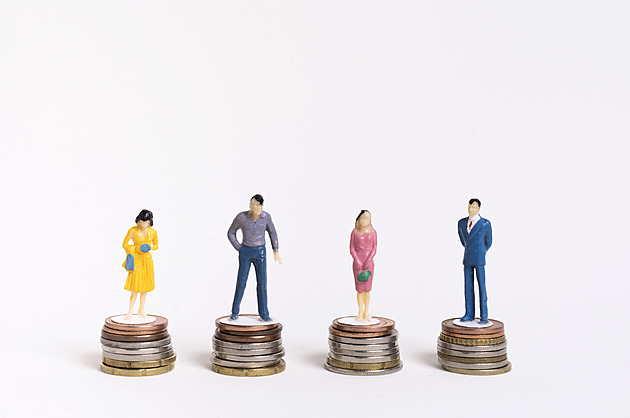 Rozdíly platů mužů a žen se za dvacet let vyrovnaly jen minimálně, říká studie