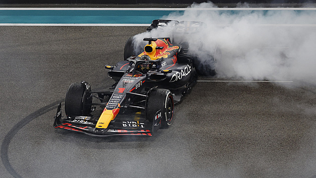 Pustím ho před sebe, řekl si před cílem Leclerc. Finta mu však nevyšla