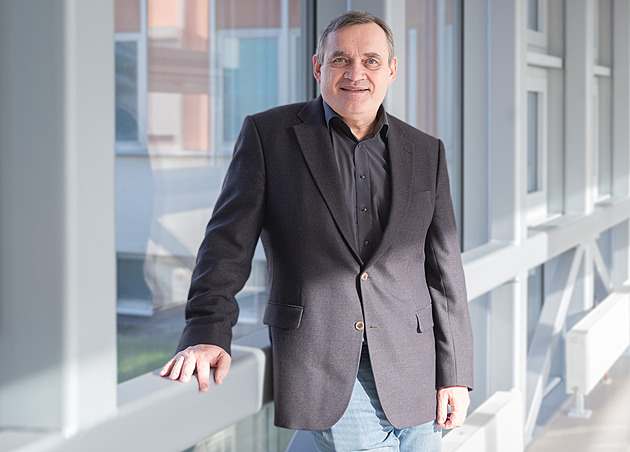 Péče zdraží. A bude méně lidí, kteří ji zaplatí, varuje ředitel nemocnice