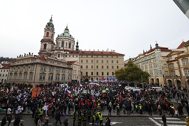 Odbory hřměly u Sněmovny. Jednejte s námi, nebo nepřestaneme, vyzvaly Fialu