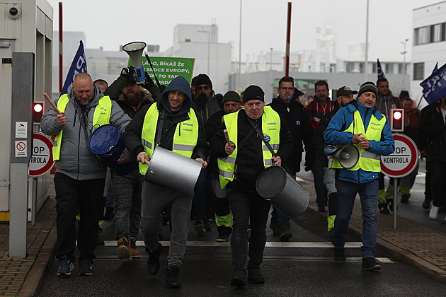 Budeme na tom hůř a hůř, stávkovali škodováci s obavami o své benefity