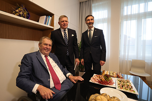 Zeman věnoval Ficovi sborník. Babiš ho vzal do salónku své restaurace
