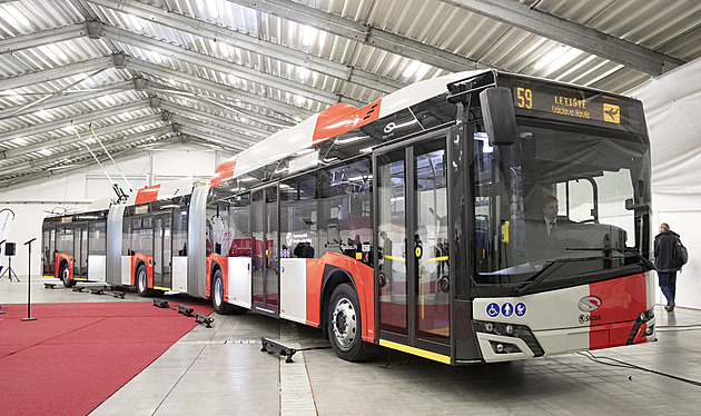 Nejdelší trolejbus Česka bude jezdit na pražské letiště, měří skoro 25 metrů