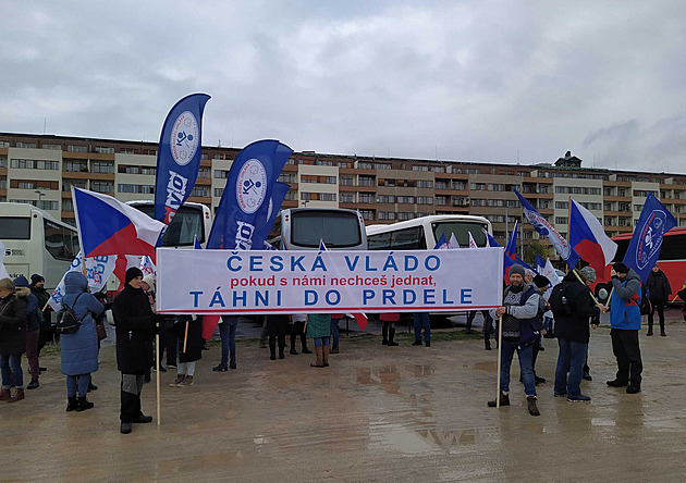 Bláto a obklíčený stánek. Na Letnou přijeli odboráři, přivezli politická hesla