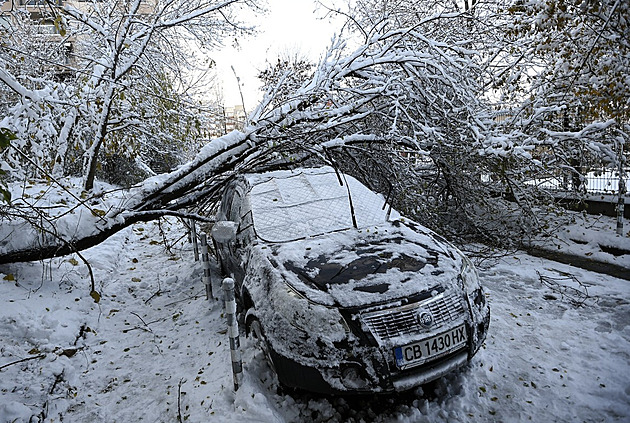Uzavřené silnice a obce bez elektřiny. Sníh ochromil jihovýchod Evropy