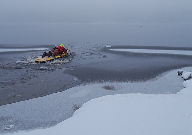 Hasiči zachraňovali ženu z ledové přehrady, dopluli k ní na paddleboardu