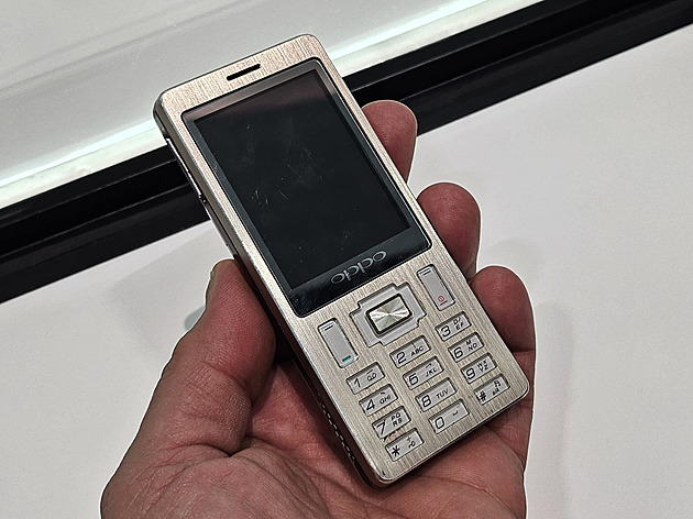 Chechtající se mobil byl jejich dost opožděnou prvotinou