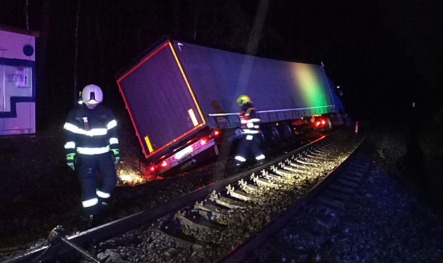 Kamion dostal smyk a zasekl se v kolejišti, trať k rakouským hranicím musí opravit