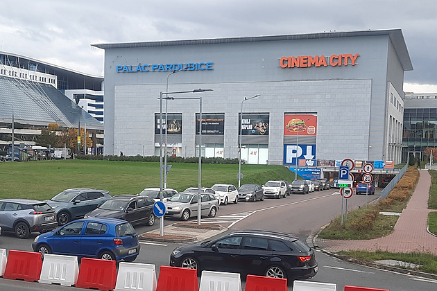 Radnice chce u Paláce konec kolon, auta by mohla využívat vjezd pro zásobování