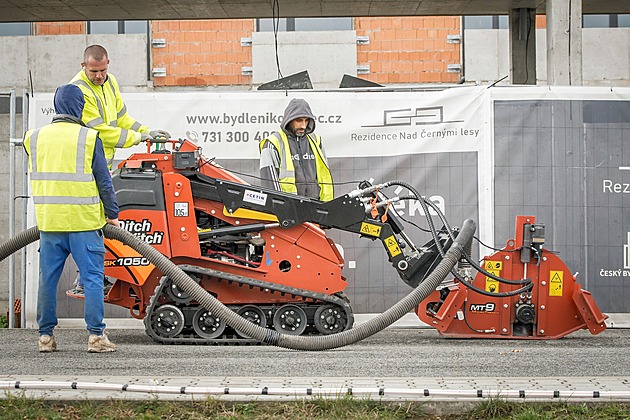 Podívejte se, jak k vám rychlý internet natáhnou v asfaltu