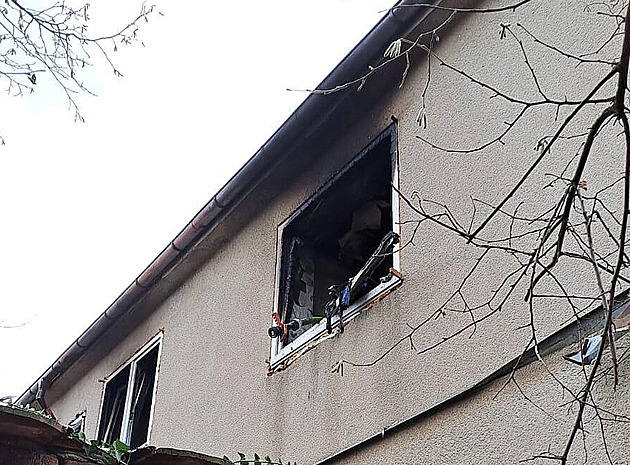 V bytě na Příbramsku hořel ráno dětský pokojíček, jeden dospělý se popálil