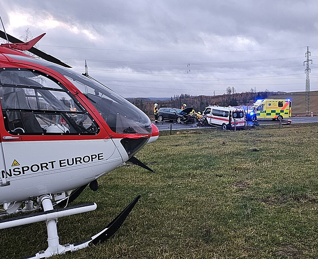 Auto se srazilo se sanitkou. Jeho řidička zemřela, malé dítě převážel vrtulník