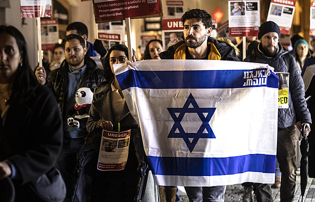 Pr�vod v Praze za propu�t�ní izraelských d�tí unesených Hamásem. (20. listopadu...